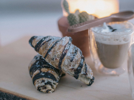 Lahodná káva s čokoládovým croissantem